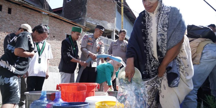Polres Parepare Gandeng PAM Tirta dan Organisasi Kepemudaan Salurkan Air Bersih di Cappa Galung
