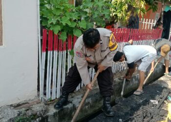 Bhabinkamtibmas dan Warga Bersihkan Drainase Jalan Cendrawasih Parepare, Cegah Banjir Sejak Dini