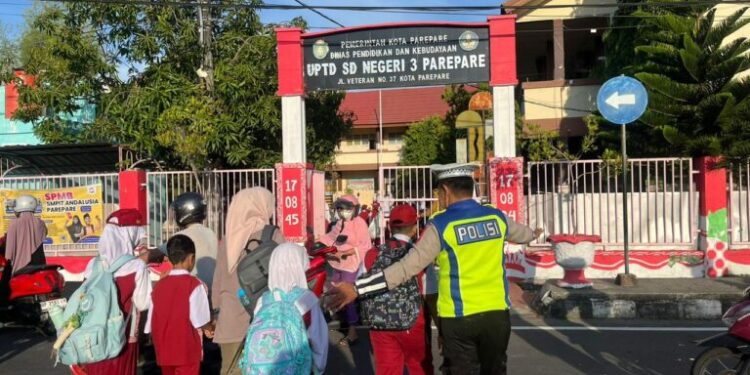 Pengaturan pagi, Sat Lantas Polres Parepare Berikan Perlindungan dan Rasa Aman Bagi Pengendara