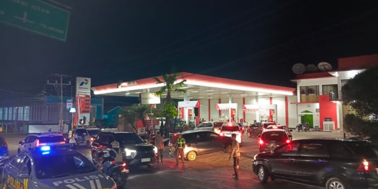 Cegah Kemacetan Meluas, Polsek KPN Parepare Pantau Antrean Truk di SPBU Ujung Bulu
