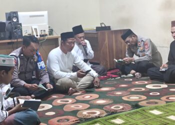 Tingkatkan Keimanan, Kapolsek Soreang Gelar Sholat Maghrib Berjamaah dan Yasinan Bersama Personel