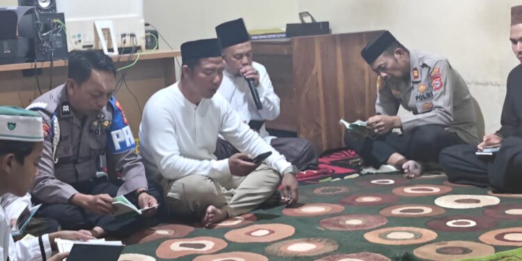 Tingkatkan Keimanan, Kapolsek Soreang Gelar Sholat Maghrib Berjamaah dan Yasinan Bersama Personel