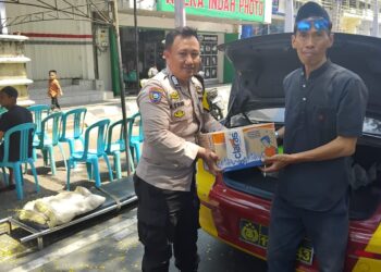 Bhabinkamtibmas Ujung Sabbang Melayat, Bawa Bantuan Air Mineral untuk Keluarga Duka