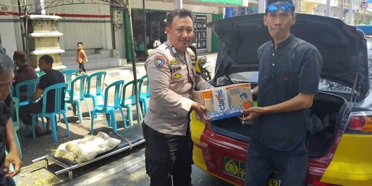 Bhabinkamtibmas Ujung Sabbang Melayat, Bawa Bantuan Air Mineral untuk Keluarga Duka