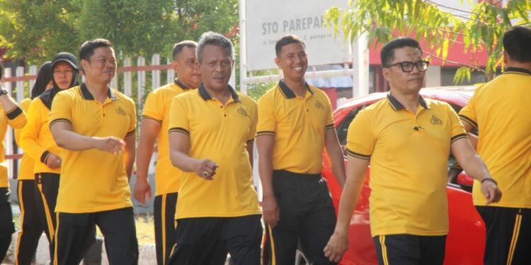 Sehat Bersama di Pagi Hari, Polres Parepare Gelar Jalan Kaki Keliling Kota dan 5 Kali Putaran Lapangan Andi Makkasau 