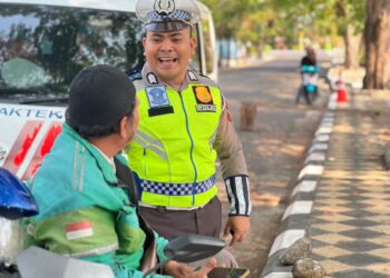 NYARIS TAK PERNAH TERSOROT! INI AKSI HUMANIS POLANTAS KARIB DI PAREPARE SAAT SAMBANGI SOPIR TRUK DAN OJOL