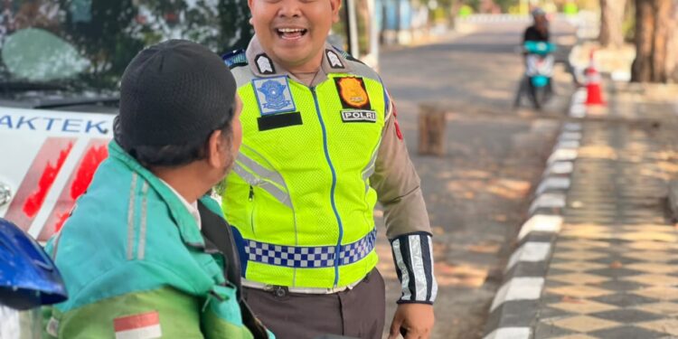 NYARIS TAK PERNAH TERSOROT! INI AKSI HUMANIS POLANTAS KARIB DI PAREPARE SAAT SAMBANGI SOPIR TRUK DAN OJOL