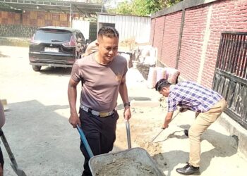 Bakti Sosial Polsek Ujung Bersihkan Sisa Galian Sumur Bor di Pesantren Ummul Quro