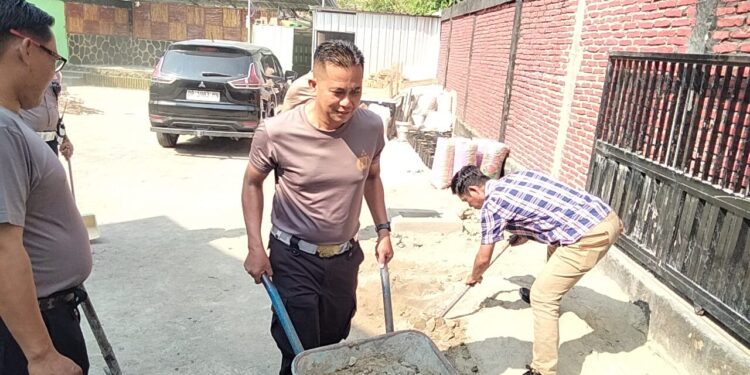 Bakti Sosial Polsek Ujung Bersihkan Sisa Galian Sumur Bor di Pesantren Ummul Quro