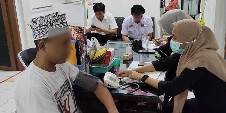 POLRES PAREPARE LAKUKAN PEMERIKSAAN KESEHATAN TAHANAN SEBELUM DILIMPAHKAN KE JPU TAHAP II