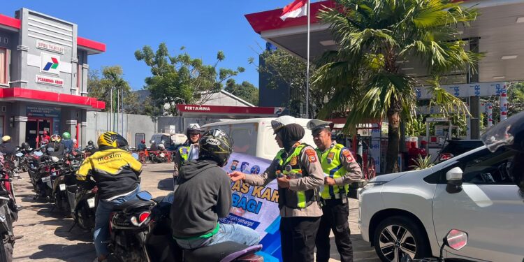 Polantas Parepare Punya Cara Humanis Hadapi Antrean BBM, Pengendara Dapat Air Minum