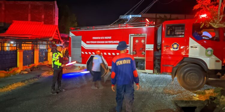 Kebakaran Lahan di Lapadde Parepare, Polsek Ujung dan Damkar Bergerak Cepat
