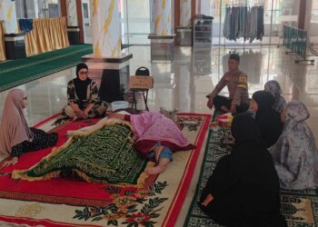 Bhabinkamtibmas Kampung Pisang Melayat Warga, Polisi Hadir di Tengah Duka Masyarakat