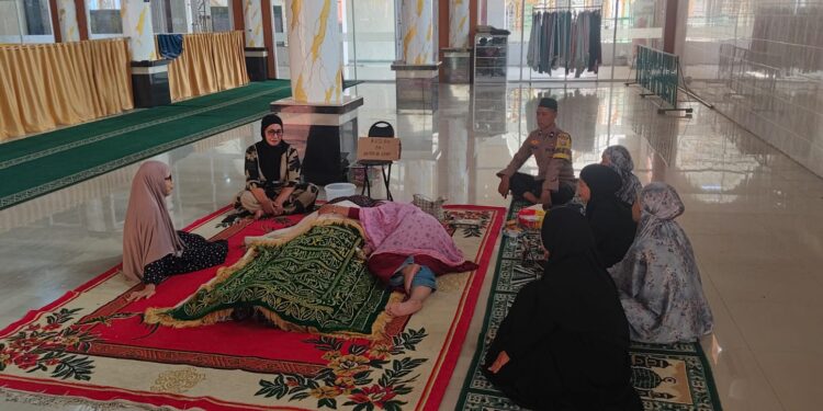 Bhabinkamtibmas Kampung Pisang Melayat Warga, Polisi Hadir di Tengah Duka Masyarakat
