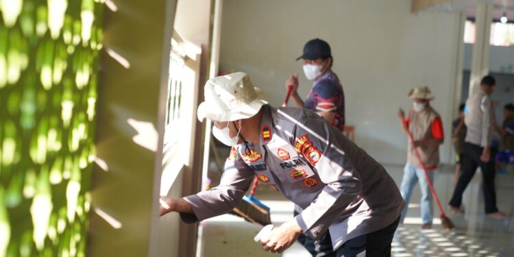 Hari Jadi Propam ke-24, Sipropam Polres Parepare Pilih Bersihkan Masjid