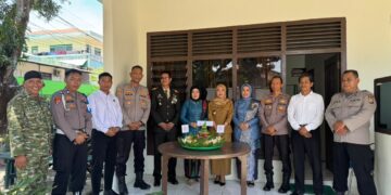Bawa Nasi Tumpeng ke Koramil, Aksi Kapolsek Soreang Ini Bikin HUT TNI Makin Berkesan