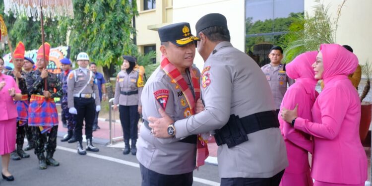 Polda Sulsel Gelar Tradisi Penyambutan Kapolda Baru dan Pelepasan Irjen Pol. Djuhandhani Rahardjo Puro di Mapolda Sulsel