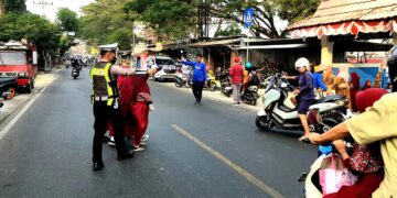Bukan Sekadar Mengatur Kendaraan, Polisi di Parepare Bantu Jaga Keselamatan Pelajar