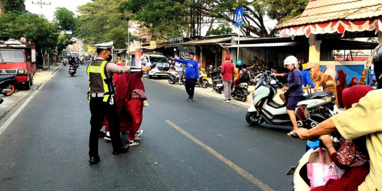 Bukan Sekadar Mengatur Kendaraan, Polisi di Parepare Bantu Jaga Keselamatan Pelajar
