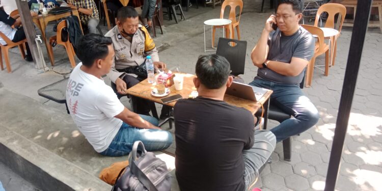 Polisi Bersama Masyarakat, Bhabinkamtibmas Lakessi Sambangi Warga di Jalan Pelita