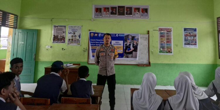 Sambangi SMPN 9 Parepare, Brigpol Akrab Kenalkan SMA Kemala Taruna Bhayangkara