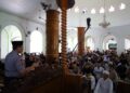 Polisi Bersama Masyarakat Ala EWAKO: Kapolda Sulsel Pilih Duduk di Lantai Masjid