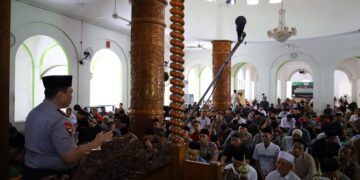 Polisi Bersama Masyarakat Ala EWAKO: Kapolda Sulsel Pilih Duduk di Lantai Masjid