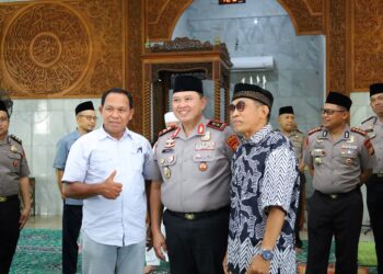 Polisi Bersama Masyarakat, Kapolda Sulsel Irjen Pol. Dr. M. Awal Chairuddin Laksanakan Safari Jumat di Masjid Nurul Iman Telkom Makassar
