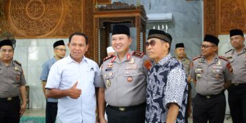 Polisi Bersama Masyarakat, Kapolda Sulsel Irjen Pol. Dr. M. Awal Chairuddin Laksanakan Safari Jumat di Masjid Nurul Iman Telkom Makassar