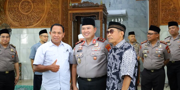 Polisi Bersama Masyarakat, Kapolda Sulsel Irjen Pol. Dr. M. Awal Chairuddin Laksanakan Safari Jumat di Masjid Nurul Iman Telkom Makassar