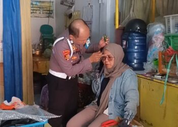 Mengantuk Usai Kerja di SPPG, Karyawati di Parepare Tabrak Mobil Parkir di Depan Mapolres – Aiptu Darwis Sigap Beri Pertolongan