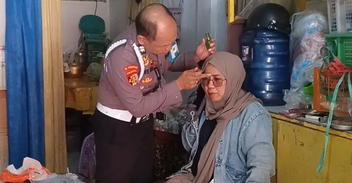 Mengantuk Usai Kerja di SPPG, Karyawati di Parepare Tabrak Mobil Parkir di Depan Mapolres – Aiptu Darwis Sigap Beri Pertolongan