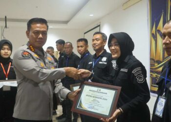 Kabid Humas Polda Sulsel Berikan Penghargaan kepada Jajaran Berprestasi dalam Rakernis T.A. 2026