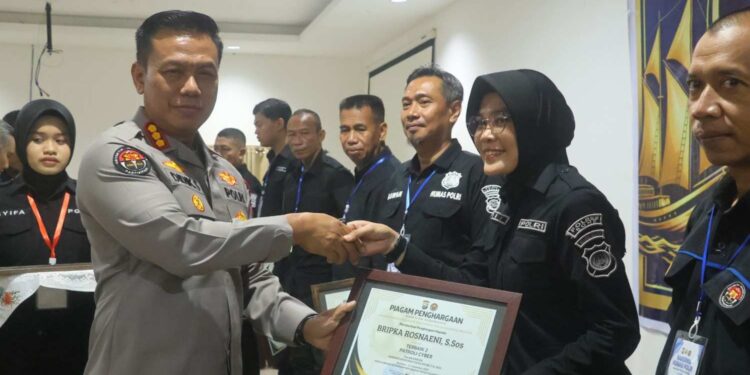 Kabid Humas Polda Sulsel Berikan Penghargaan kepada Jajaran Berprestasi dalam Rakernis T.A. 2026