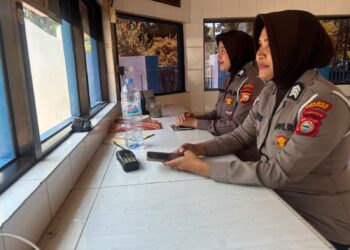 Polwan Polres Parepare Ambil Alih Pengamanan Markas Saat Polki Sholat Jumat