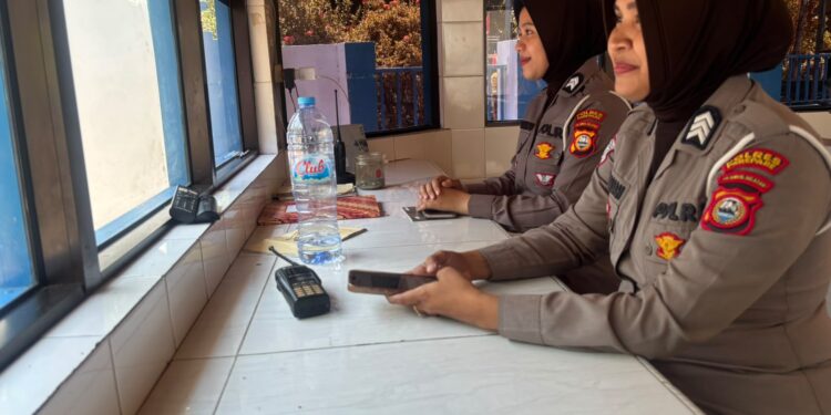 Polwan Polres Parepare Ambil Alih Pengamanan Markas Saat Polki Sholat Jumat