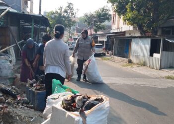 Bhabinkamtibmas Polres Parepare Sambangi Warga, Tumpukan Sampah Jadi Perhatian