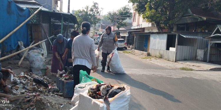 Bhabinkamtibmas Polres Parepare Sambangi Warga, Tumpukan Sampah Jadi Perhatian