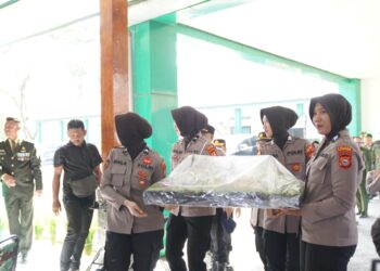 HUT TNI ke-81, Kapolres Parepare Bawa Kejutan Tumpeng ke Brigif 11