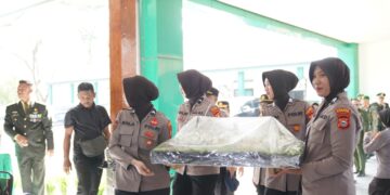 HUT TNI ke-81, Kapolres Parepare Bawa Kejutan Tumpeng ke Brigif 11