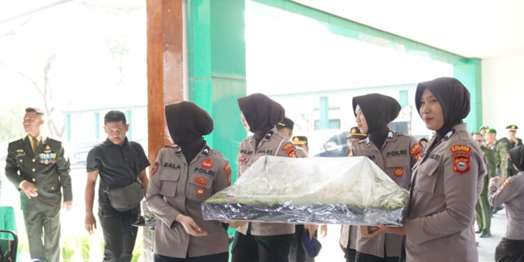 HUT TNI ke-81, Kapolres Parepare Bawa Kejutan Tumpeng ke Brigif 11