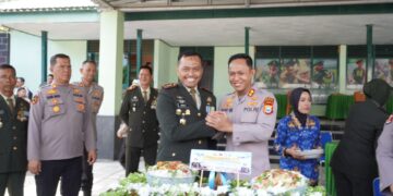 Bikin Haru! Kapolres Parepare Beri Kejutan Spesial di HUT TNI ke-81