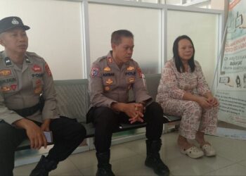 Kami Ini Satu Keluarga”, Pesan Kasat Binmas Saat Besuk Aiptu Piter di Rumah Sakit