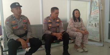 Kami Ini Satu Keluarga”, Pesan Kasat Binmas Saat Besuk Aiptu Piter di Rumah Sakit