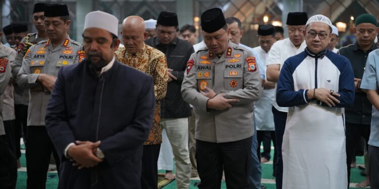 Kapolda Sulsel Bersama PJU Gelar Shalat Subuh Berjamaah di Sejumlah Masjid di Kota Makassar