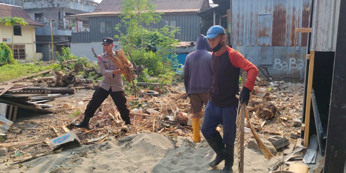 Jaga Kamtibmas Lewat Silaturahmi, Bhabinkamtibmas Hadir di Tengah Kerja Bakti Warga