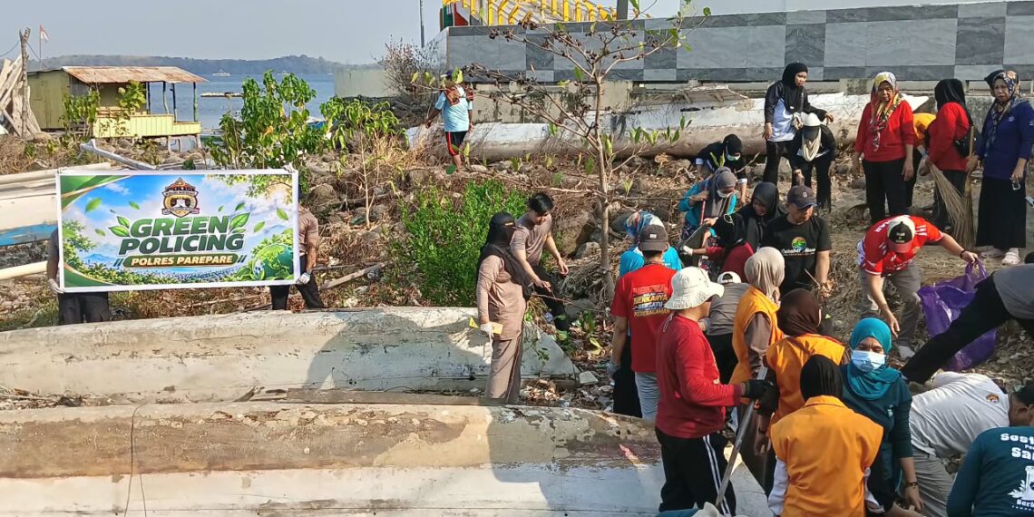 Polres Parepare Bersihkan Ikon Wisata Pesisir, Green Policing Jadi Sorotan