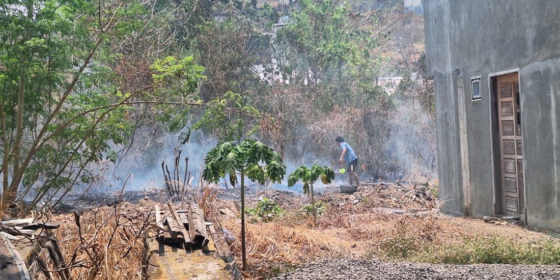 Polsek Soreang Parepare Padamkan Kebakaran Lahan, Penyebab Api Belum Diketahui