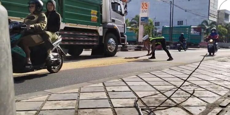 Cuma Hendak Isi BBM, Aksi Aipda Herman di Jalan Ahmad Yani Jadi Perhatian