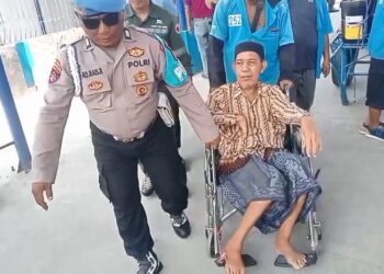 Polsek KPN Turun Tangan! Penumpang Sakit Dibantu Saat Turun dari Kapal